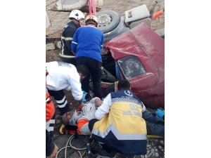 Devrilen kamyonda sıkışan sürücüyü AFAD ve itfaiye kurtarıldı