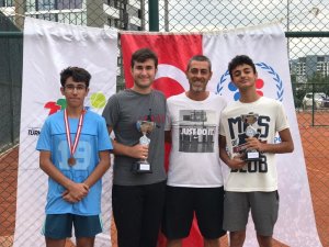 Akdeniz’in genç tenisçilerinden 2 kupa, bir madalya