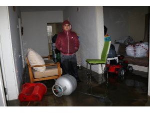 Samsun’da sağanak yağış 5 evi kullanılamaz hale getirdi