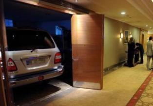 İsrail Büyükelçisi otele jiple girdi