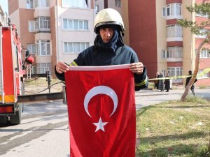 Yangında aklına ilk gelen Türk bayrağı oldu