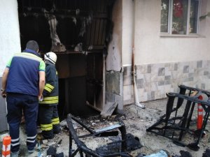 Apartman garajına sıçrayan yangın paniğe neden oldu