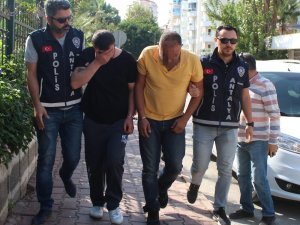 Çoraplı soyguncular kuyumcuyu borçları için soymuş