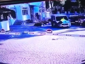 Polisin araç kaportasında sürüklendiği anların görüntüsü ortaya çıktı