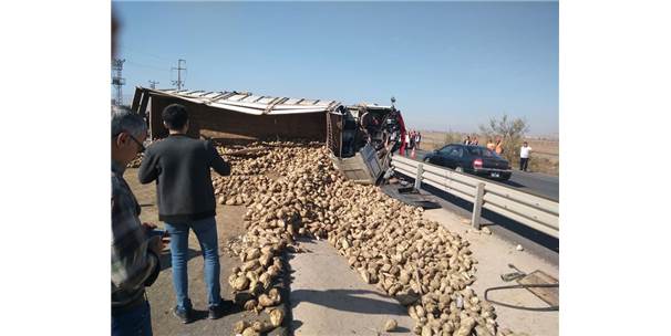 Konya'da pancar yüklü tır devrildi