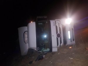 Pancar yüklü tır devrildi: 1 yaralı