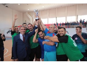 Öğretmenler futsalda kapıştı