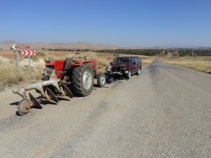 Beyşehir'de traktörle otomobil çarpıştı: 2 yaralı