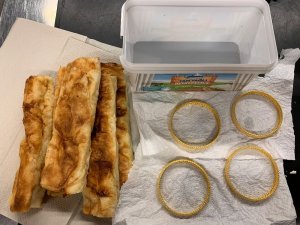 Böreklerin içine altın gizledi, polise yakalandı