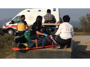 Ambulans ova yoluna giremedi, yaralı traktör kasasında taşındı