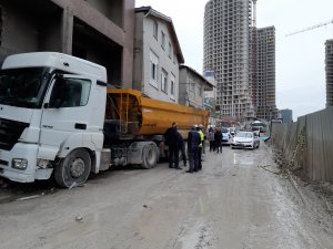 Kamyonun altında kalan sürücü hayatını kaybetti