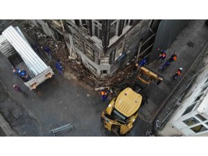 Üsküdar’da çöken eski bina havadan görüntülendi