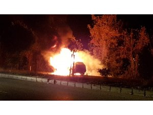 Seyir halindeki lüks araç alev alev yandı