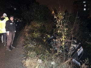 Kaza yapan aracın dereye düşmesine ağaçlar engel oldu