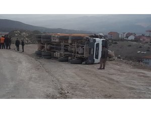 Emet’te harfiyat kamyonu devrildi: 1 yaralı