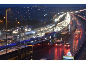 İstanbullular güne yağmur ile uyandı