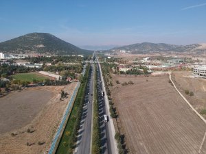 Kız öğrenciler ellerinde cep telefonuyla, her an acil arama yapabilecek şekilde yürüyor