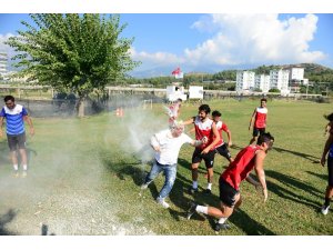 Amatör kulüp yöneticisi neye uğradığını şaşırdı, tepeden aşağı un ve yumurta içinde kaldı