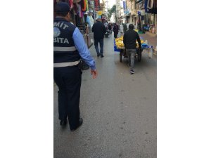 İzmit’te seyyar satıcılarla ilgili denetimler devam ediyor
