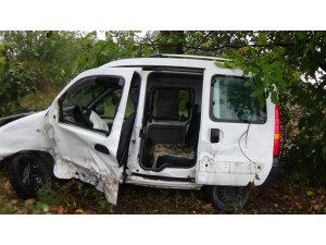 Hafif ticari araç ile otomobil çarpıştı: 5 yaralı