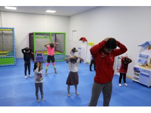 Bu merkezlerde çocuklar anneleri ile spor yapıyor