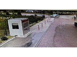 Kayganlaşan yolda 20 metre boyunca böyle sürüklendi