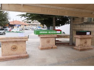 Eşi tarafından katledilen kadın, 2 çocuğuyla son yolculuğuna uğurlandı