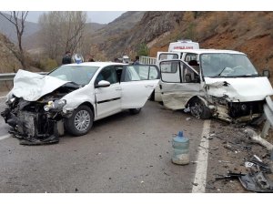 Gümüşhane’de iki ayrı trafik kazasında 9 kişi yaralandı