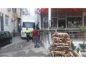 Kamyonu durdurmak isterken duvarla araç arasında kaldı