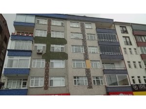 Rize’de bir binanın dış cephe kaplaması tehlike saçıyor