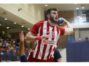 Asker selamı verdiği için takımından kovulan hentbolcuya Antalyaspor sahip çıktı