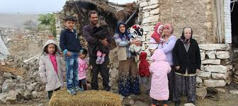 Yangında evleri kül olan 8 kişilik aile sokakta kaldı