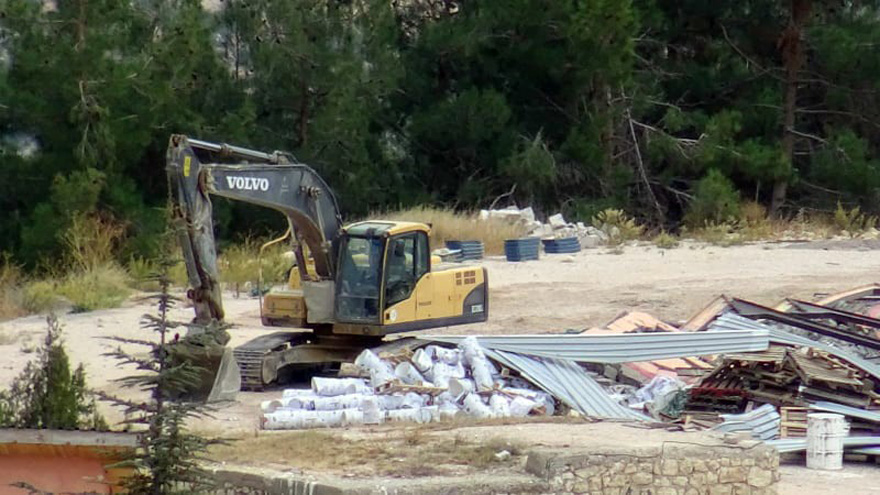 Yıkılan duvarın altında kalan işçi ölümden döndü