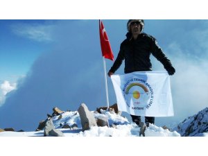 Öğretmen, tek başına Cumhuriyet Tırmanışı yaptı.