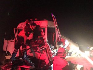 Hafriyat kamyonu ile akaryakıt tankeri çarpıştı: 1 yaralı