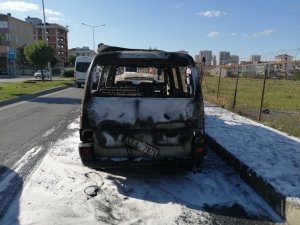Ümraniye’de minibüsün alev alev yandığı anlar kamerada