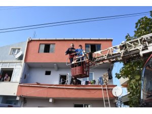 Pencereden girmeye çalışırken düşerek yaralandı