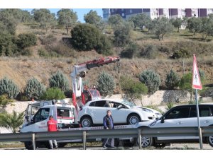 Kontrolünü kaybeden otomobil ağaca çıktı