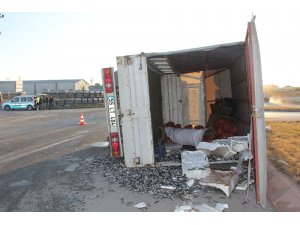 Sivas’ta tanker ile kamyonet çarpıştı: 2 yaralı