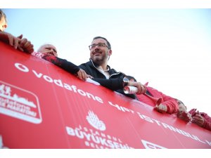 Bakan Kasapoğlu, maratonun startını 21 şampiyonla verdi