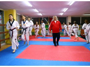 Doktorun tekvandocuları başarıya koşuyor