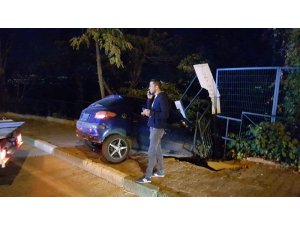 Otomobili ile dereye uçmaktan son anda kurtuldu