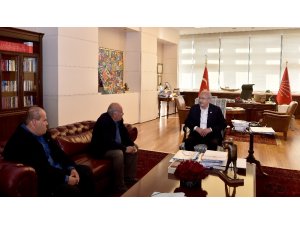Kılıçdaroğlu, engelli ressam Muhammed Yalçın ile buluştu