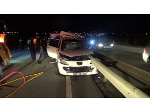 Otomobil bariyere ok gibi saplantı: 2 ölü, 3 yaralı
