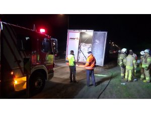 Silivri’de kepek yüklü tırın lastikleri alev aldı