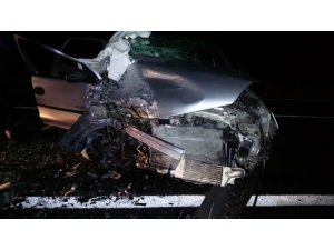 Traktör römorkuna çarparak savrulan otomobil hafif ticari araca çarptı: 1 ölü, 6 yaralı