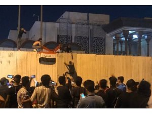 Irak’ta göstericiler İran Konsolosluğunu basıp Irak bayrağı açtı