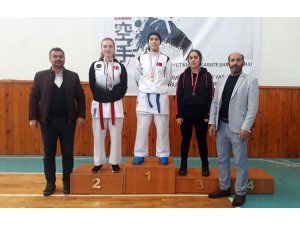 Bayburt’ta Cumhuriyet Kupası Karate Şampiyonası renkli görüntülere sahne oldu