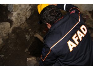 Narkotik ekipleri operasyon için girdiği evde 15 metre derinliğindeki kuyuyla karşılaştı
