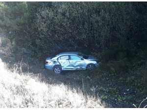 Virajı alamayan otomobil şarampole uçtu 1 yaralı